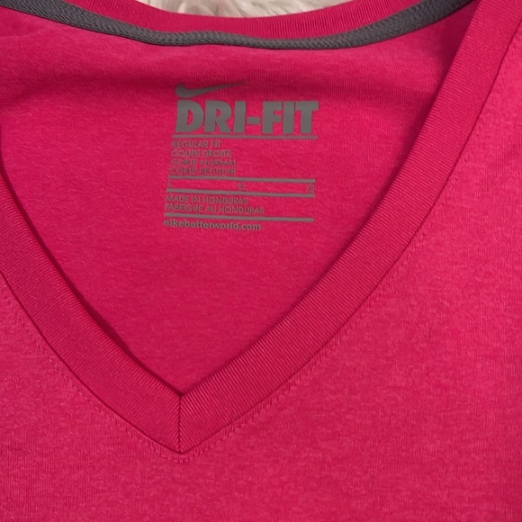 Nike dri-fit women’s pink top, like new!!!! V-Neck - Picture 2 of 6